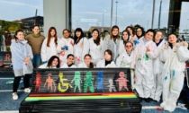 51 studenti all'opera per dipingere con la street art inclusiva le panchine del Fiordaliso