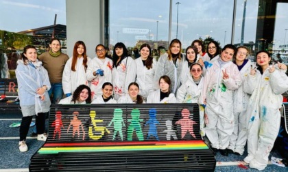 51 studenti all'opera per dipingere con la street art inclusiva le panchine del Fiordaliso