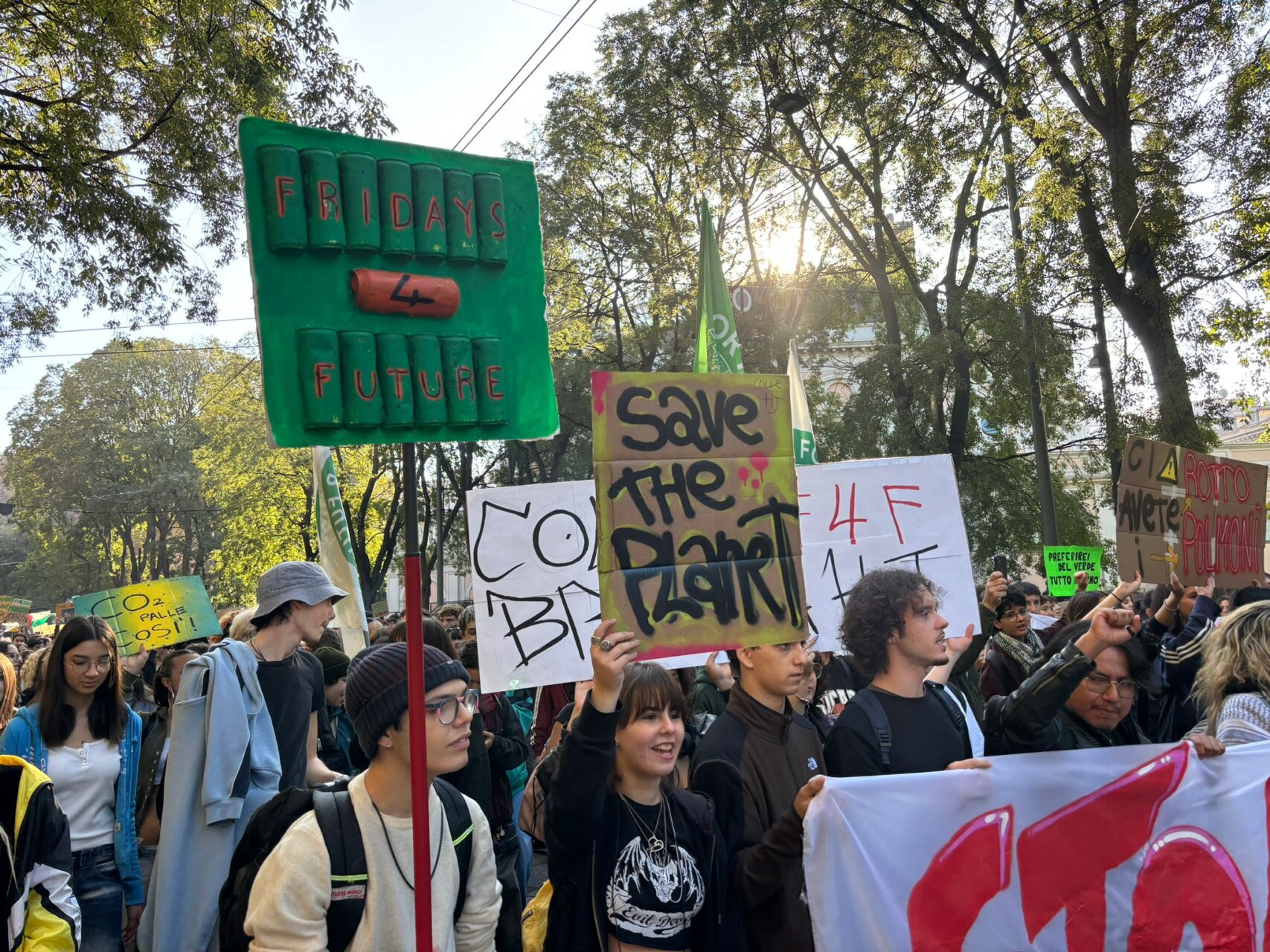 STUDENTI, CORTEO IN CENTRO: CARTELLI PER CLIMA E PRO PALESTINA (FOTO 2)