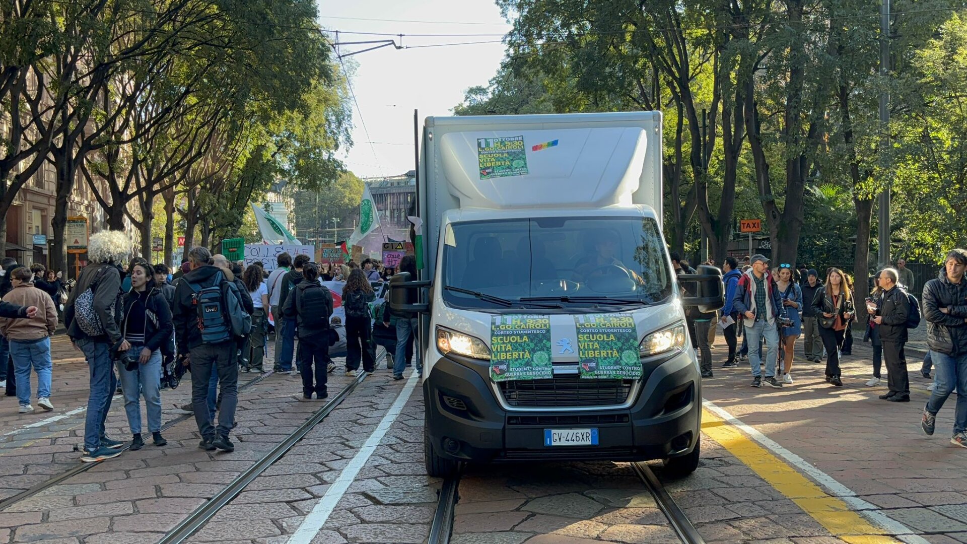 STUDENTI, CORTEO IN CENTRO: CARTELLI PER CLIMA E PRO PALESTINA (FOTO 3)