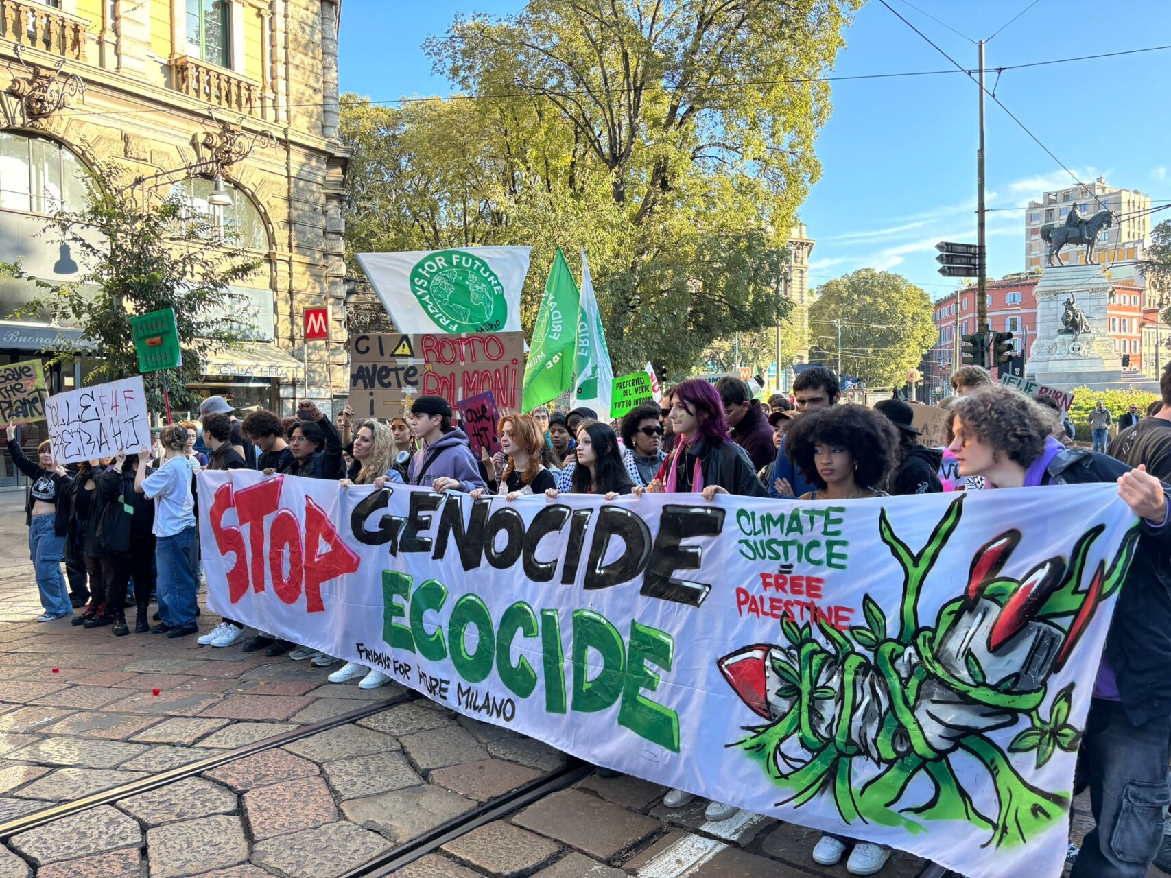 STUDENTI, CORTEO IN CENTRO: CARTELLI PER CLIMA E PRO PALESTINA (FOTO 4)