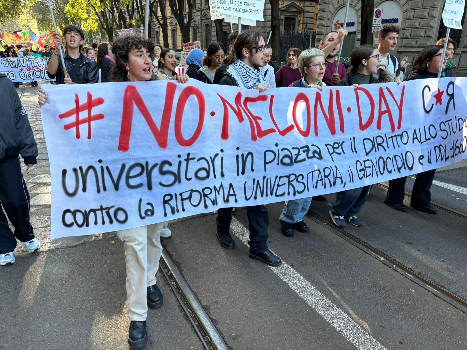 STUDENTI, CORTEO IN CENTRO: CARTELLI PER CLIMA E PRO PALESTINA (FOTO 6)