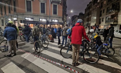 Nel ricordo di Francesco Caputo, morto in bici a Milano, 200 ciclisti in presidio nel luogo dell'incidente