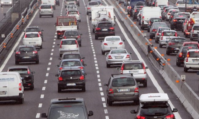Maxi incidente tra 4 furgoni e un’auto in A4: nello scontro coinvolte trenta persone, tre feriti