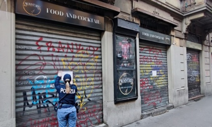 Bevute fuori orario e schiamazzi fuori dal bar: serrande abbassate al “Wanted food e drink”