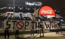 Olimpia Milano-Maccabi Tel Aviv: bloccato all'ingresso lo striscione "Stop the War", ma entrano i cartellini rossi