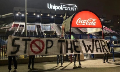 Olimpia Milano-Maccabi Tel Aviv: bloccato all'ingresso lo striscione "Stop the War", ma entrano i cartellini rossi