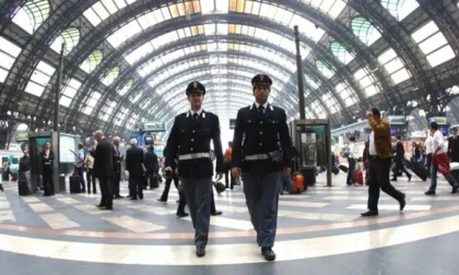 Due arresti a Milano per furti in stazione Centrale: un 26enne ruba la borsa a una turista e accoltella alla mano il marito