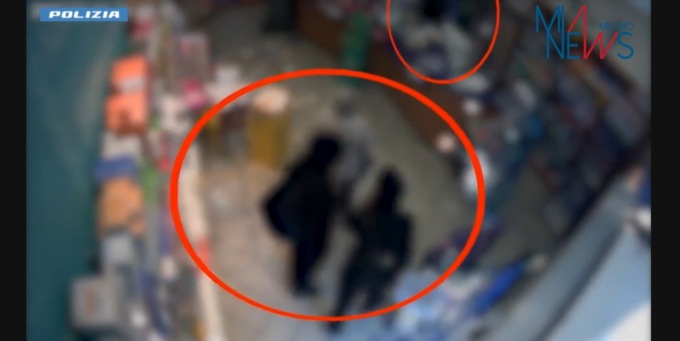 Tre quattordicenni rapinano una farmacia di via Solari con una pistola giocattolo: tutti al Beccaria