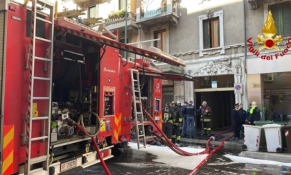 Un locale interrato va a fuoco: si sprigiona un denso fumo, lo stabile viene evacuato