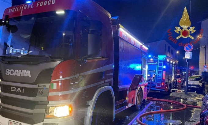 Fiamme divampano da un’officina e coinvolgono un intero palazzo: notte di lavoro per i vigili del fuoco a Milano
