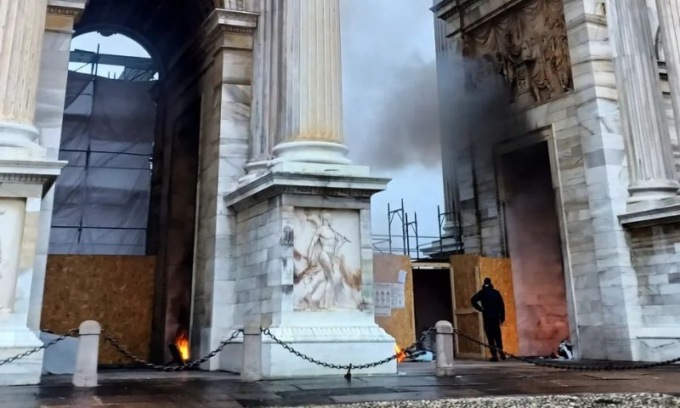Fiamme all’Arco della Pace: a bruciare sono i materassi dei senzatetto