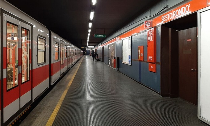 Venditore abusivo aggredisce gli agenti della Polizia Locale nel mezzanino della metro rossa