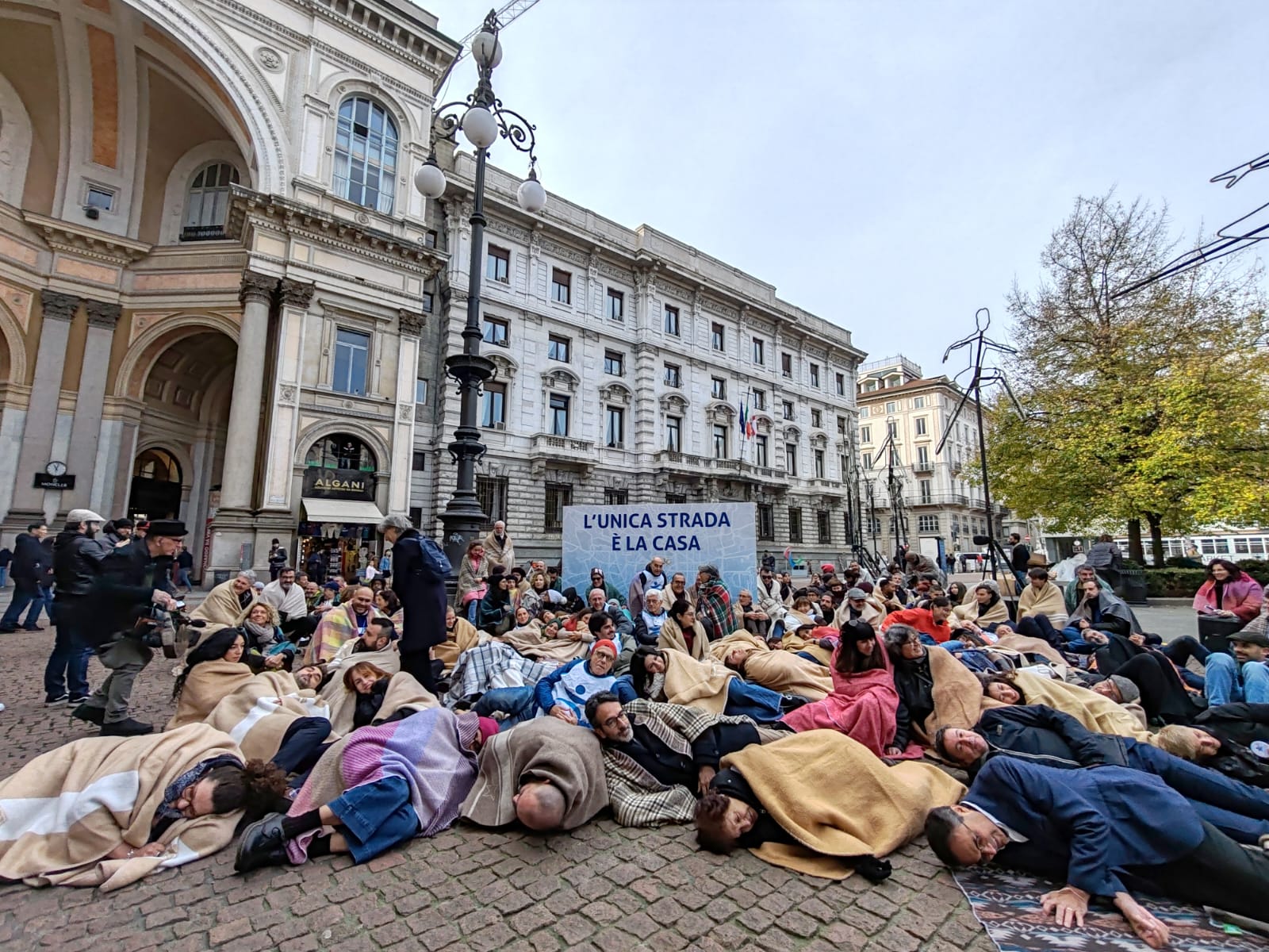 PROGETTO ARCA, FONDAZIONE CELEBRA 30 ANNI: FLASHMOB IN PIAZZA SCALA (FOTO 1)