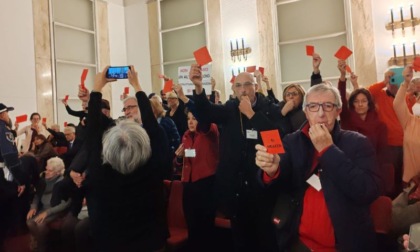 Fischietti e cartellini rossi per protestare contro la vendita di San Siro, ma l'idea non cambia