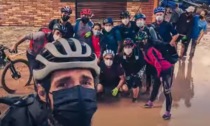 Volontari su due ruote: l’iniziativa dei ciclisti che sfidano il fango per aiutare Valencia