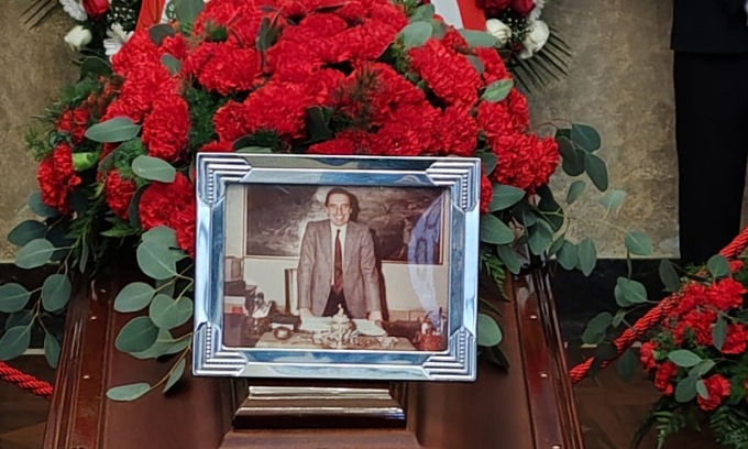 A Palazzo Marino la camera ardente di Paolo Pillitteri: garofani rossi sul feretro dell’ex sindaco