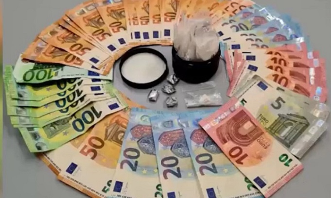 Nascondono la droga con una calamita sotto l’automobile: due pusher arrestati