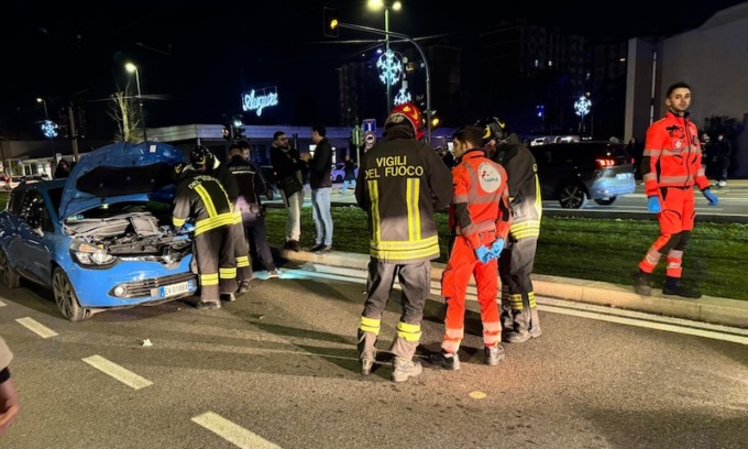 Investita mentre attraversa la strada: estratta da sotto l’auto dagli agenti