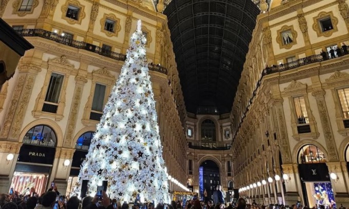 Milano, la magia del Natale arriva in Galleria con l’albero Dior