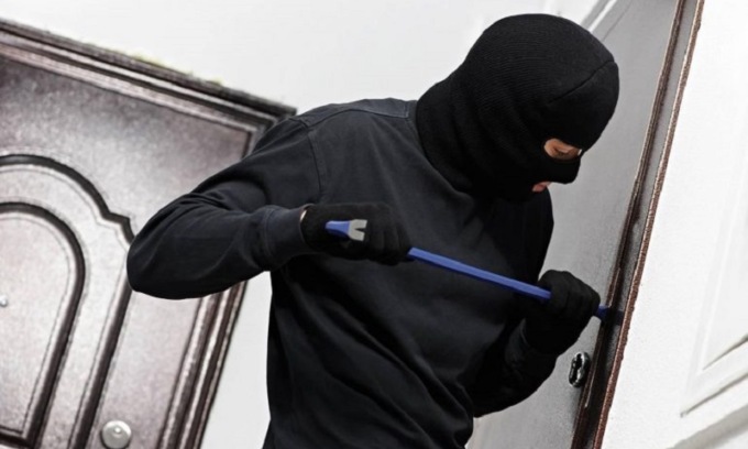 Svaligiano un appartamento e rubano anche l’auto del proprietario: quattro persone in carcere