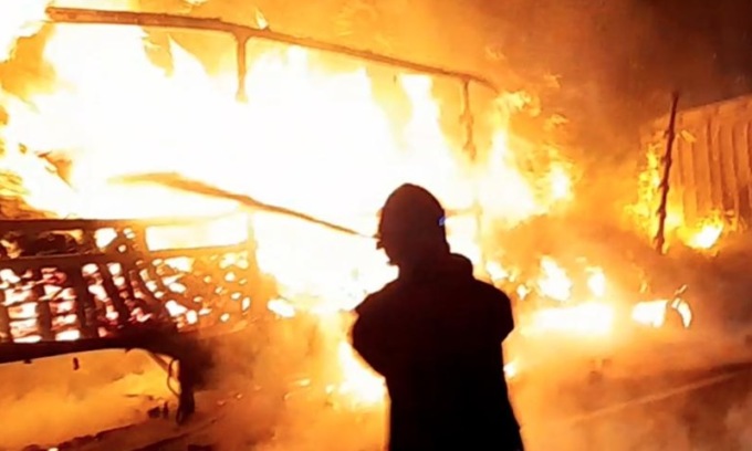 Incendio nella cabina di guida di un tir parcheggiato: muore l’autista, feriti due agenti della polizia locale