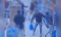 Agente della Polizia fuori servizio blocca un ladro in fuga: il video