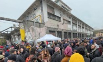 Decine di persone in protesta contro lo sfratto del Leoncavallo