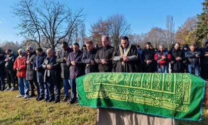 Al cimitero di Bruzzano il funerale di Ramy, l'appello dell'imam: "Istituzioni diano chanche ai nostri giovani"