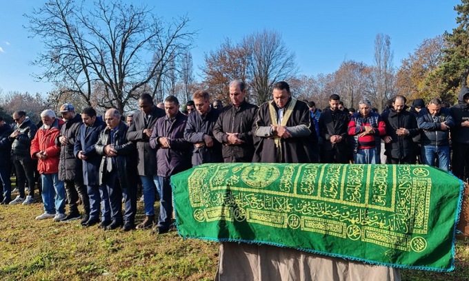 Al cimitero di Bruzzano il funerale di Ramy, l’appello dell’imam: “Istituzioni diano chanche ai nostri giovani”