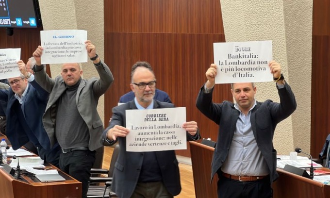 Bilancio Regione, il Pd protesta sventolando i titoli di giornale che descrivono una “Lombardia immobile”