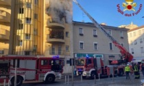 Appartamento in fiamme al terzo piano di un palazzo a Milano: due persone intrappolate sul balcone