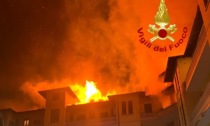 Incendio a Corsico in via Monti: fiamme avvolgono e devastano il tetto di un palazzo, abitanti evacuati