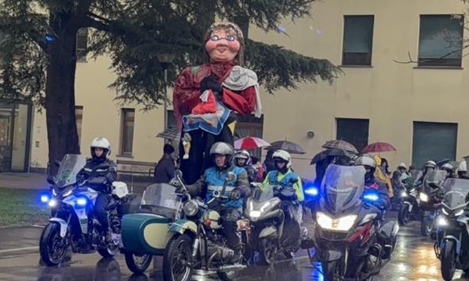 “Befana benefica”, malgrado la pioggia anche quest’anno la vecchina è arrivata in sella alla moto alla Sacra Famiglia