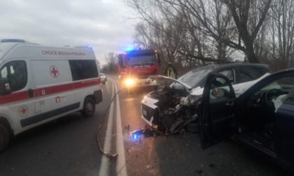 Grave incidente tra tre vetture sulla Provinciale 412, alle porte di Landriano, in direzione Milano: cinque feriti