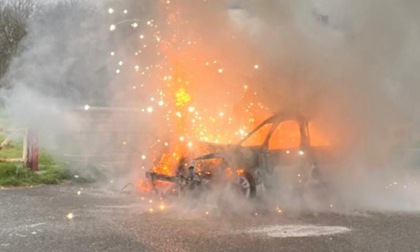 Auto in fiamme sulla tangenziale Ovest: intervengono i Vigili del Fuoco