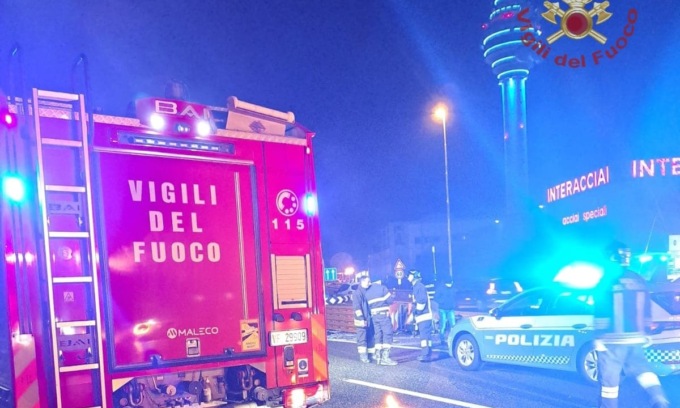 Motociclista va a sbattere contro il guardrail: non ce l’ha fatta