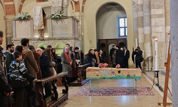 Milano ha salutato Rosita Missoni nella Basilica di Sant’Ambrogio: la bara colorata da disegni e frasi dei nipoti