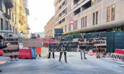 Residenti e commercianti di via Sant'Ambrogio a Milano protestano per i cantieri M4 ancora aperti