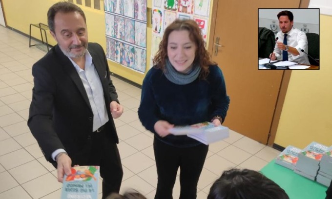 Libro distribuito nelle scuole, esplode la polemica: “Teorie arcobaleno imposte ai bambini”