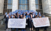 Flash mob dei magistrati con la Costituzione in mano sulle scale del Palazzo di Giustizia di Milano