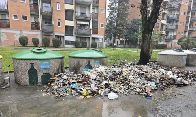 Montagne di rifiuti date alle fiamme al quartiere Giardino, il sindaco: “Atto intimidatorio, non ci fermiamo”