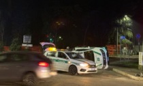 Auto della Polizia Locale si schianta all'incrocio e si ribalta: due agenti finiscono in ospedale