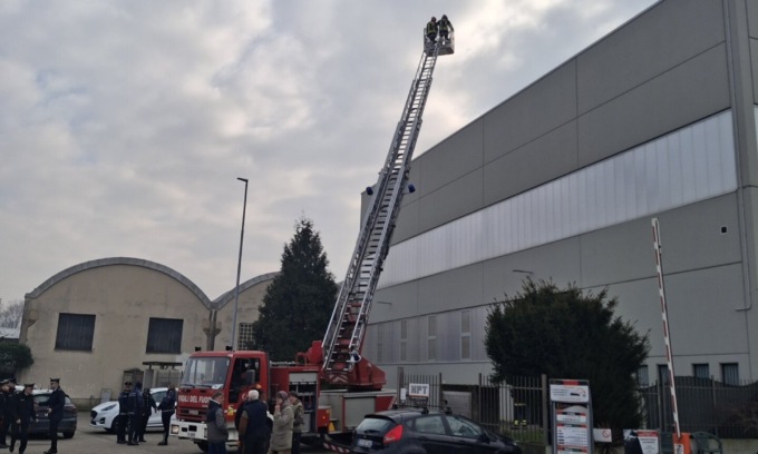 Crolla il tetto di una ditta che fa test ad alta pressione: pioggia di detriti di cemento armato in tutta la zona