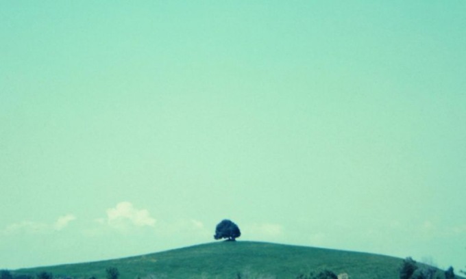 Omaggio a Giovanni Gastel: una serata di ricordo con il documentario “Il Mondo Fuori”