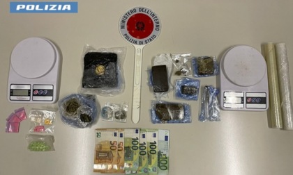 Sorpresi con mezzo chilo di droga nascosta in casa: arrestati due pusher di 36 anni