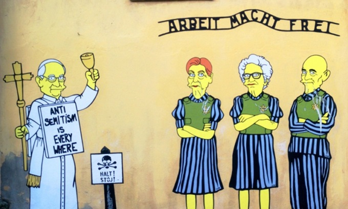 Vandalizzato il murale dell’artista Palombo dedicato a Edith Bruck, Liliana Segre e Sami Modiano