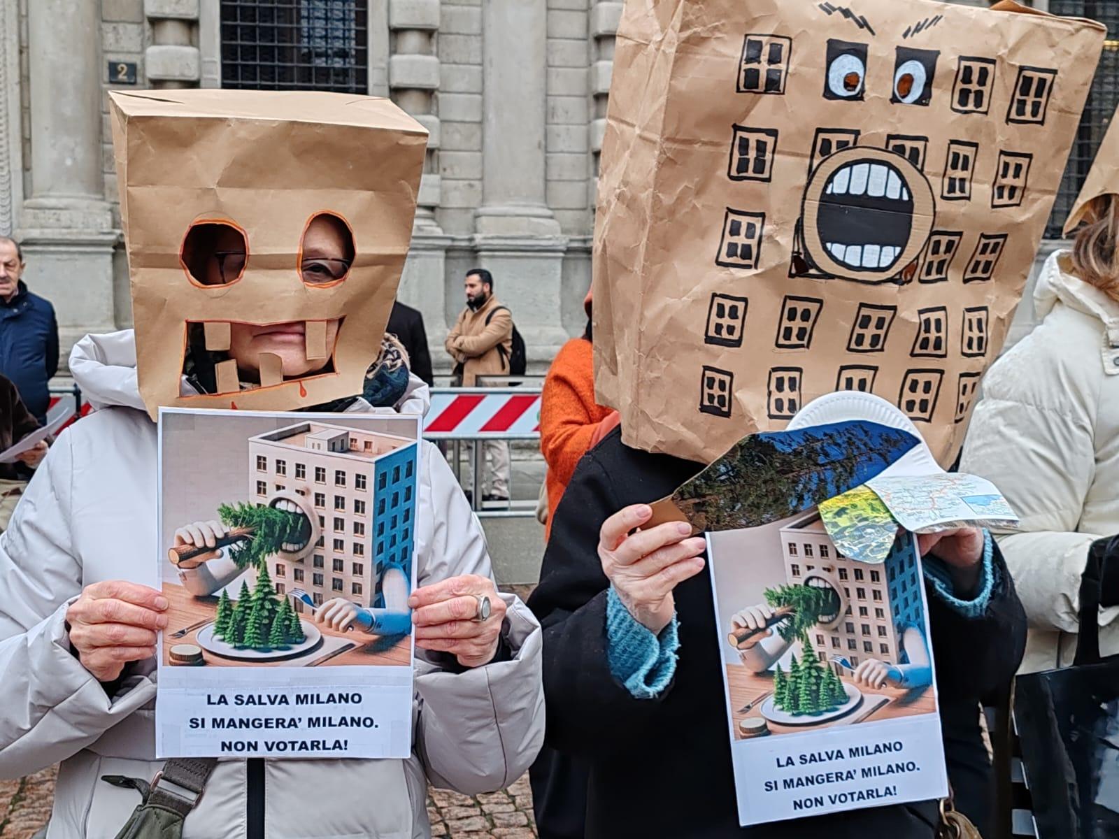 URBANISTICA, PROTESTA IN PIAZZA SCALA CONTRO APPROVAZIONE SALVA MILANO (FOTO 1)