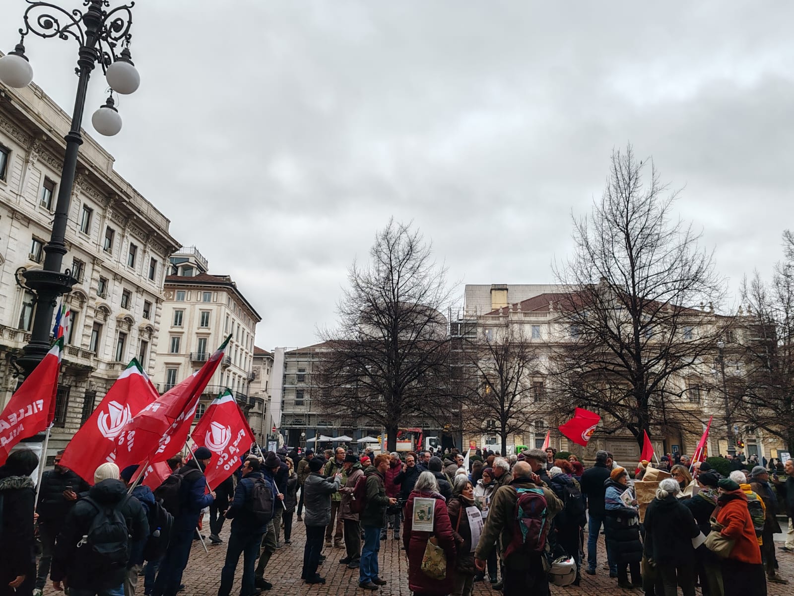 URBANISTICA, PROTESTA IN PIAZZA SCALA CONTRO APPROVAZIONE SALVA MILANO (FOTO 3)