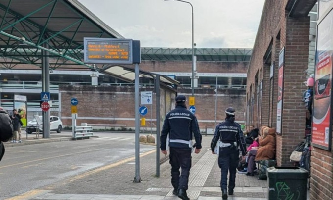 Alla stazione degli autobus di Lampugnano al via un presidio dei vigili, Granelli: “sgomberata anche l’area dell’ex Palasharp”